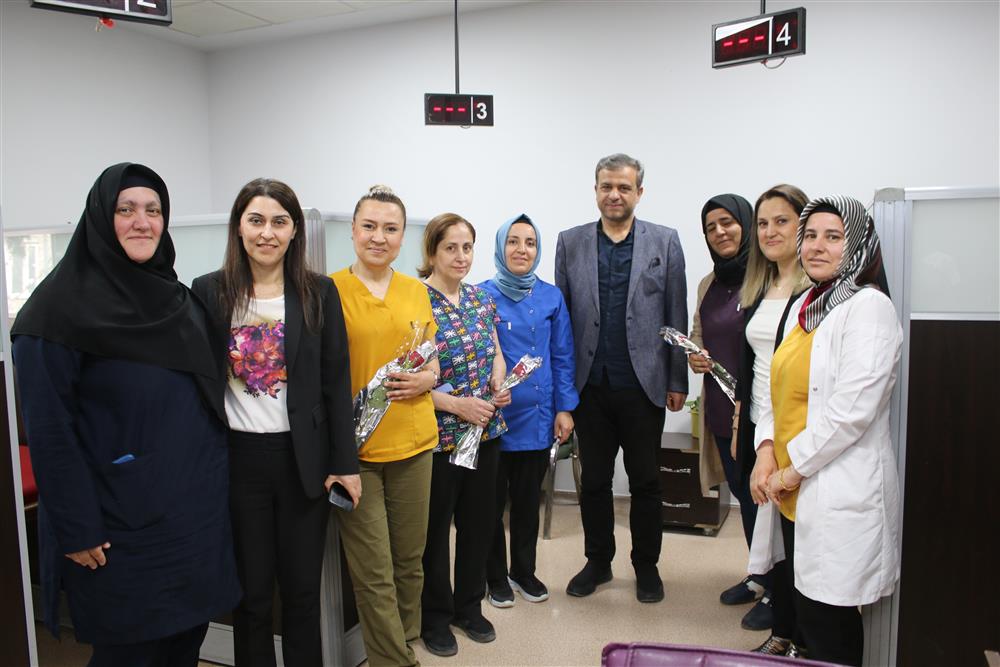 Hastane Başhekimimiz Dr.Mehmet Yaşar ŞİMŞEK Hemşireler Gününü kutladı. 